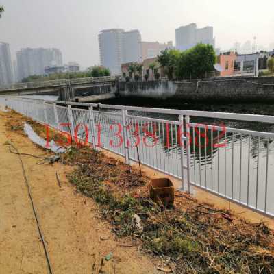 河源市政道路防撞栏杆 街道边两侧白色乙型护栏