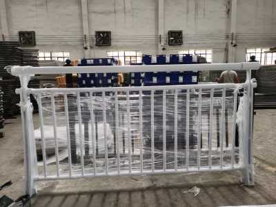 广州甲型锌钢市政道路护栏 城市公路交通隔离栏 道路分流栅栏
