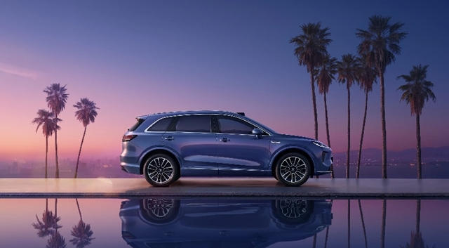 鸿蒙智行纯电轿跑尚界Z7首发亮相,立邦助力“电光紫粉”色彩构想落地 涂料在线,coatingol.com